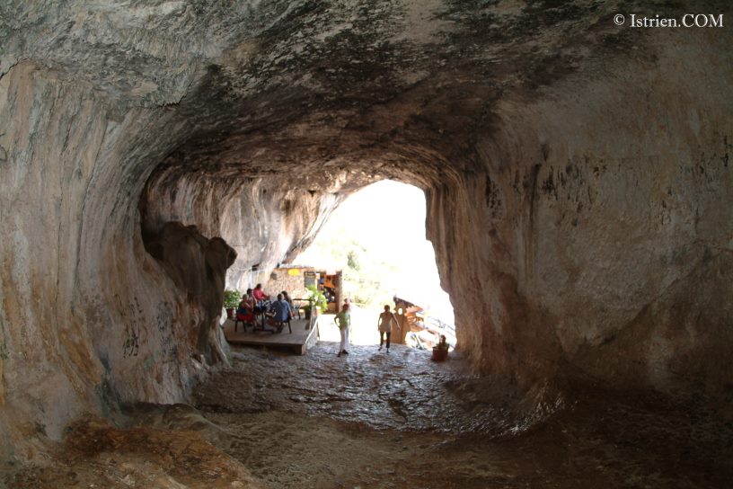Höhleneingang von Innen fotografiert