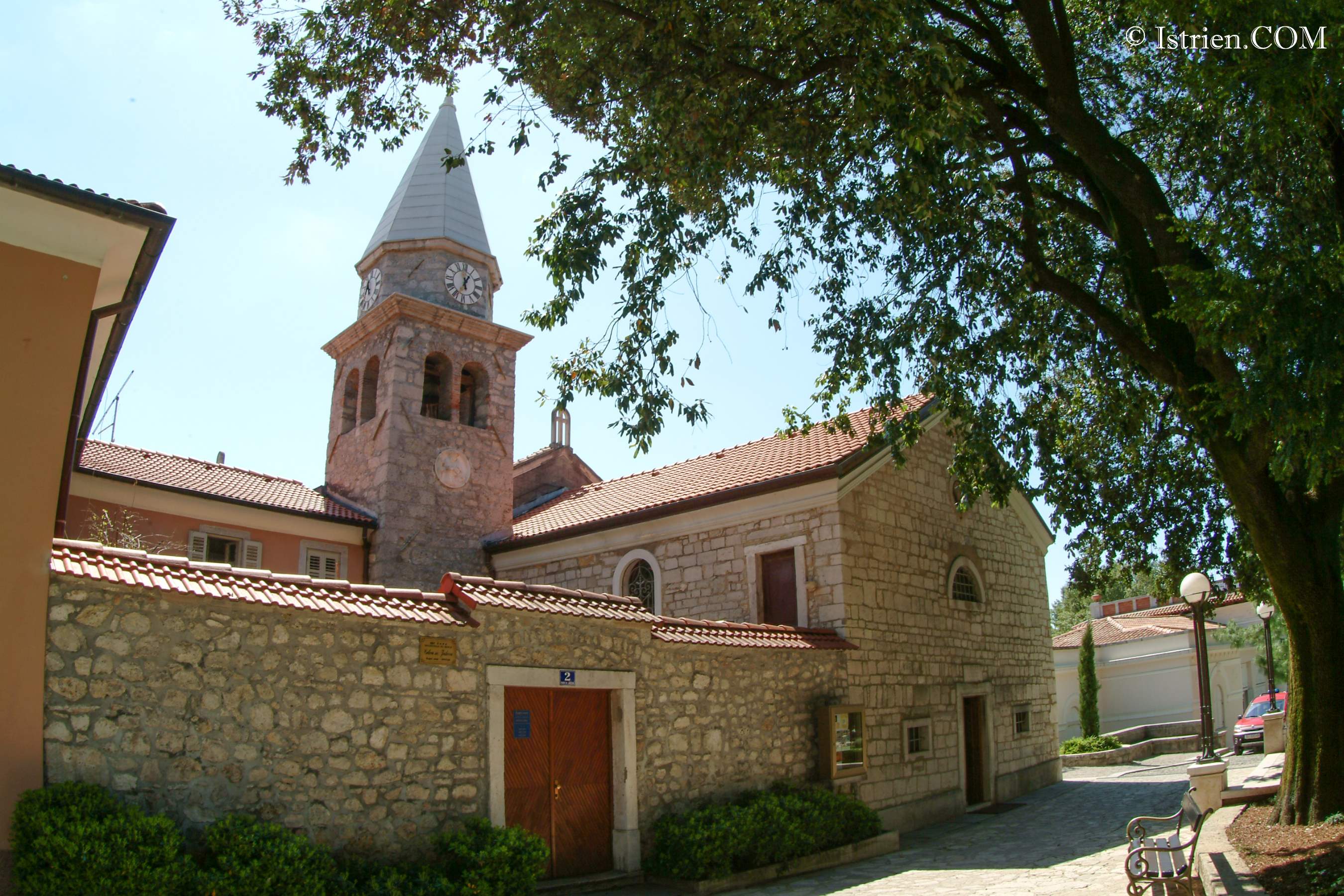 Aussenansicht der kleinen Kirche in Opatija