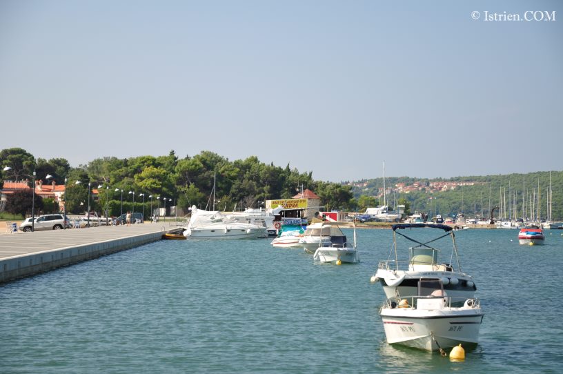 Istrien - Kaimauer im Hafen von Medulin