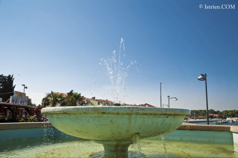 Istrien - Brunnen am Hafen von Medulin