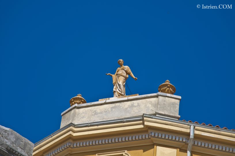 Statue auf Dach in Pula - Istrien - Kroatien