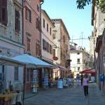 Gasse in Pula - Lokale und Souveniers - Istrien - Kroatien