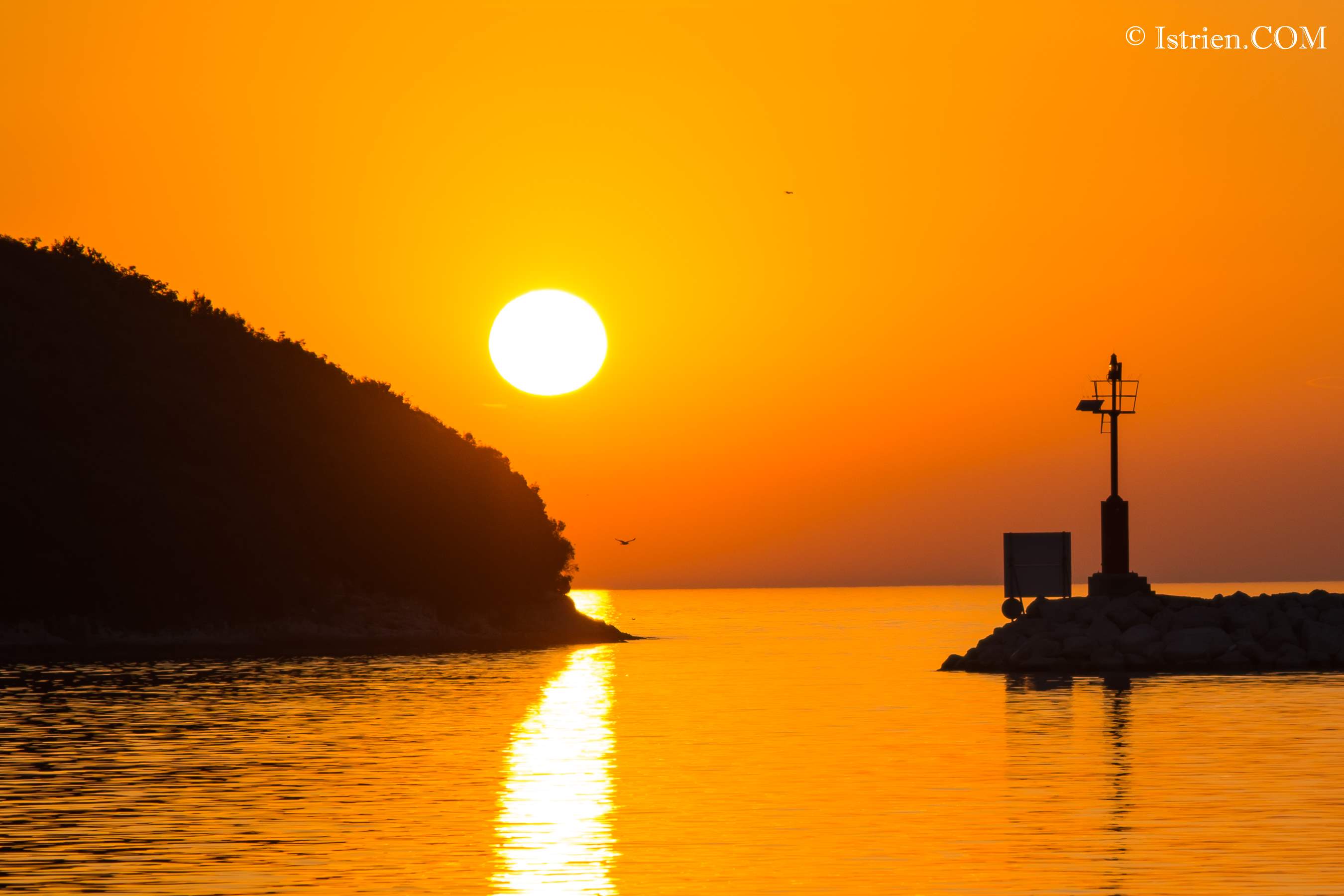 Sonnenuntergang in der Hafeneinfahrt von Vrsar - Istrien