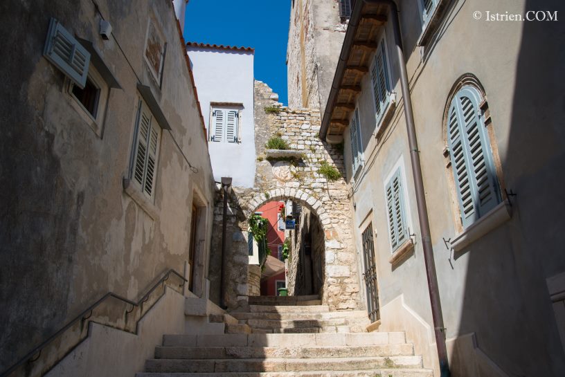 Gasse mit Treppe in Rovinj - Mai 2015