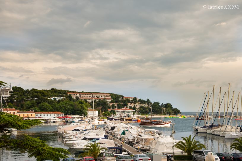 Blick über Hafen zum Resort-Belvedere in Vrsar - Istrien