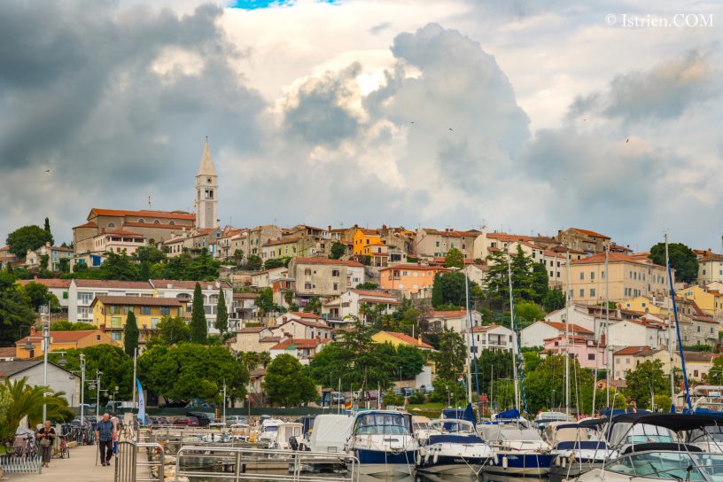 Blick vom Hafen zur Altstadt von Vrsar - Istrien