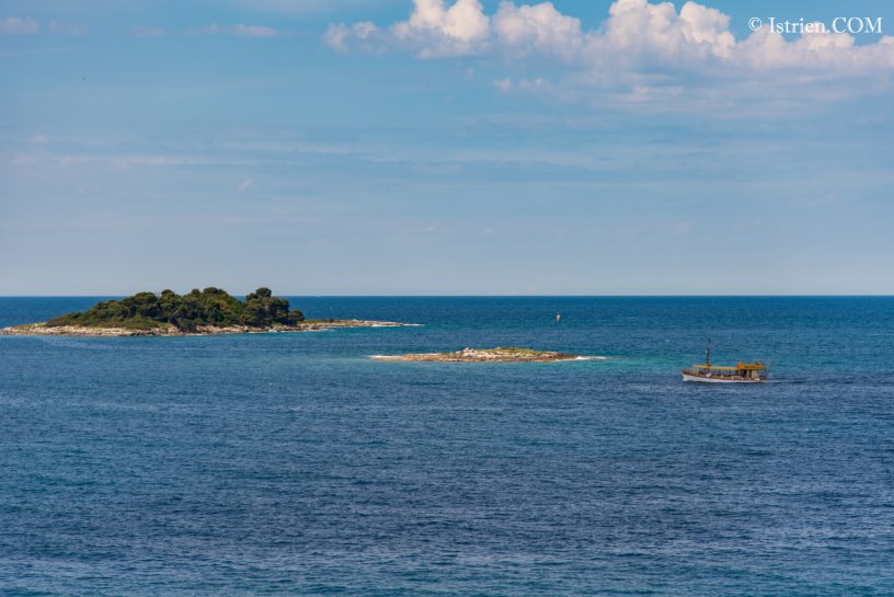 Istrien - Meerblick mit Inseln und Ausflusboot