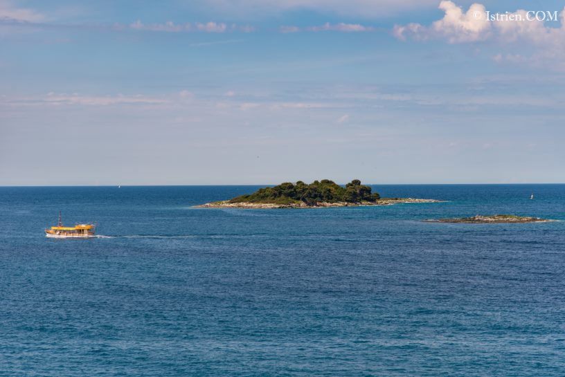 Istrien Ausflugsboot vor Insel