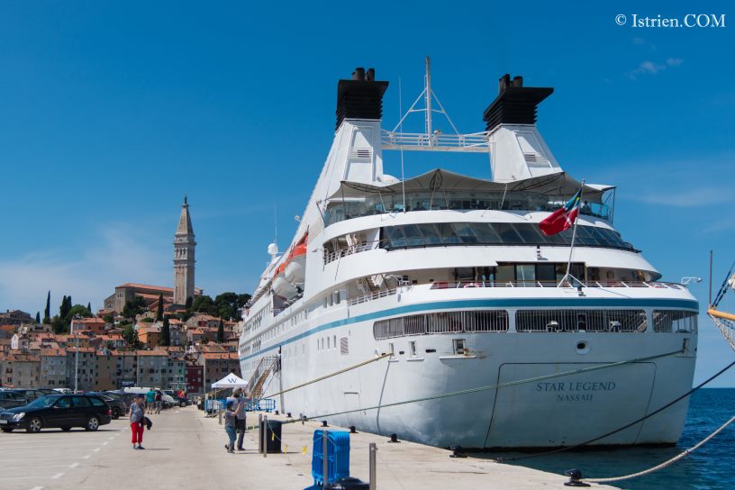 Istrien - Kreuzfahrt-Schiff im Hafen von Rovinj