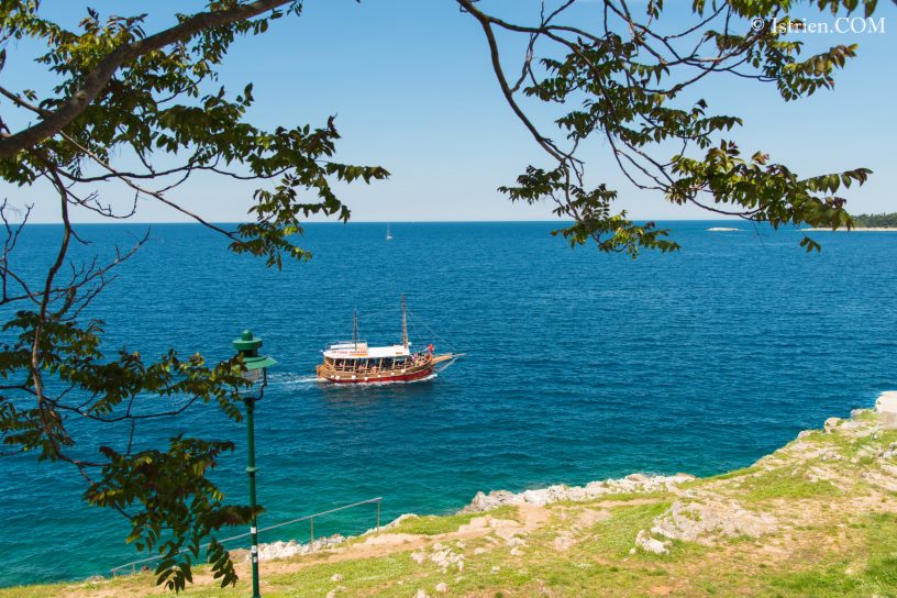 Istrien - Blick zu Ausflugsboot von Rovinj