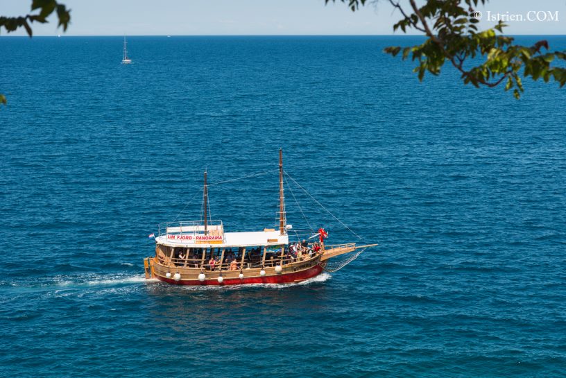 Istrien - Ausflugsboot am Meer