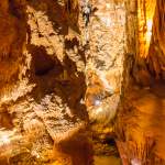 Steinstiege mit Stalagtiten - Grotte Baredine