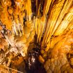 Blick zum tiefsten Punkt in der Höhle Baredine