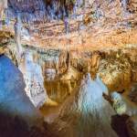 Stalagtiten und Stalagmiten in der Höhle Baredine