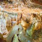 Stalgmiten und Stalagtiten in der Grotte Baredine