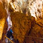 Durchgang zwischen Tropfsteinen der Grotte Baredine